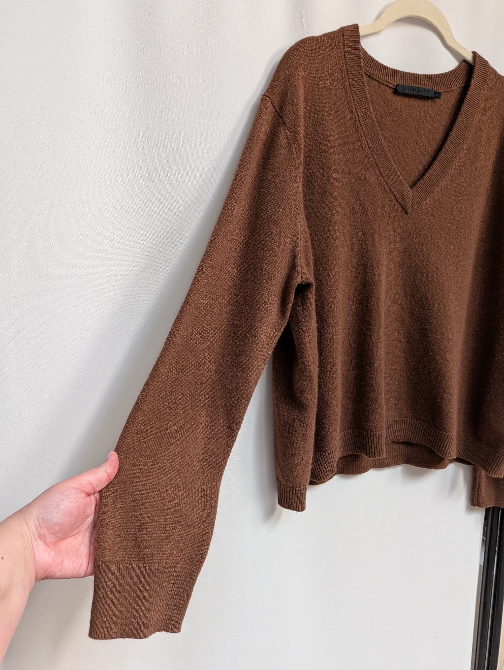 Jenni Kayne Brown Flynn 100% Cashmere V-Neck Classic Sweater Size Large Flawed — image 5 of 8